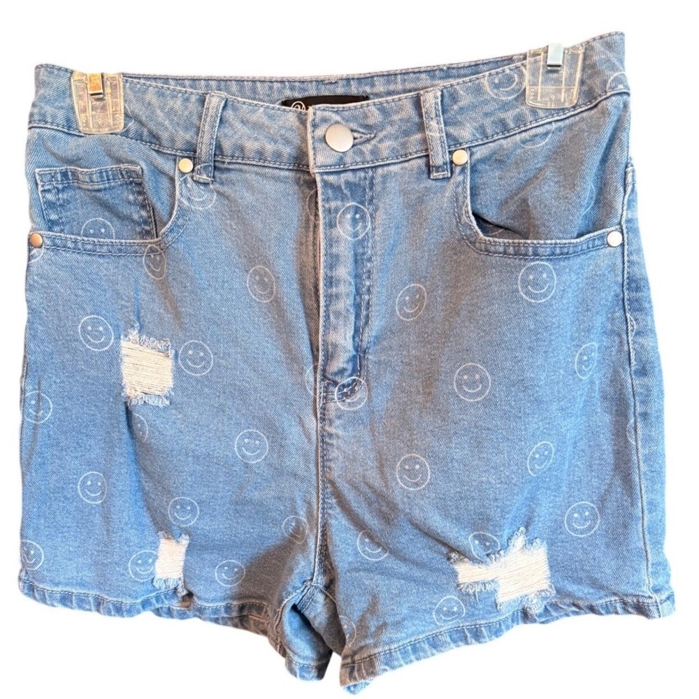 Versona Smiley Face Print Distressed Denim Shorts Light Wash Blue Size 6